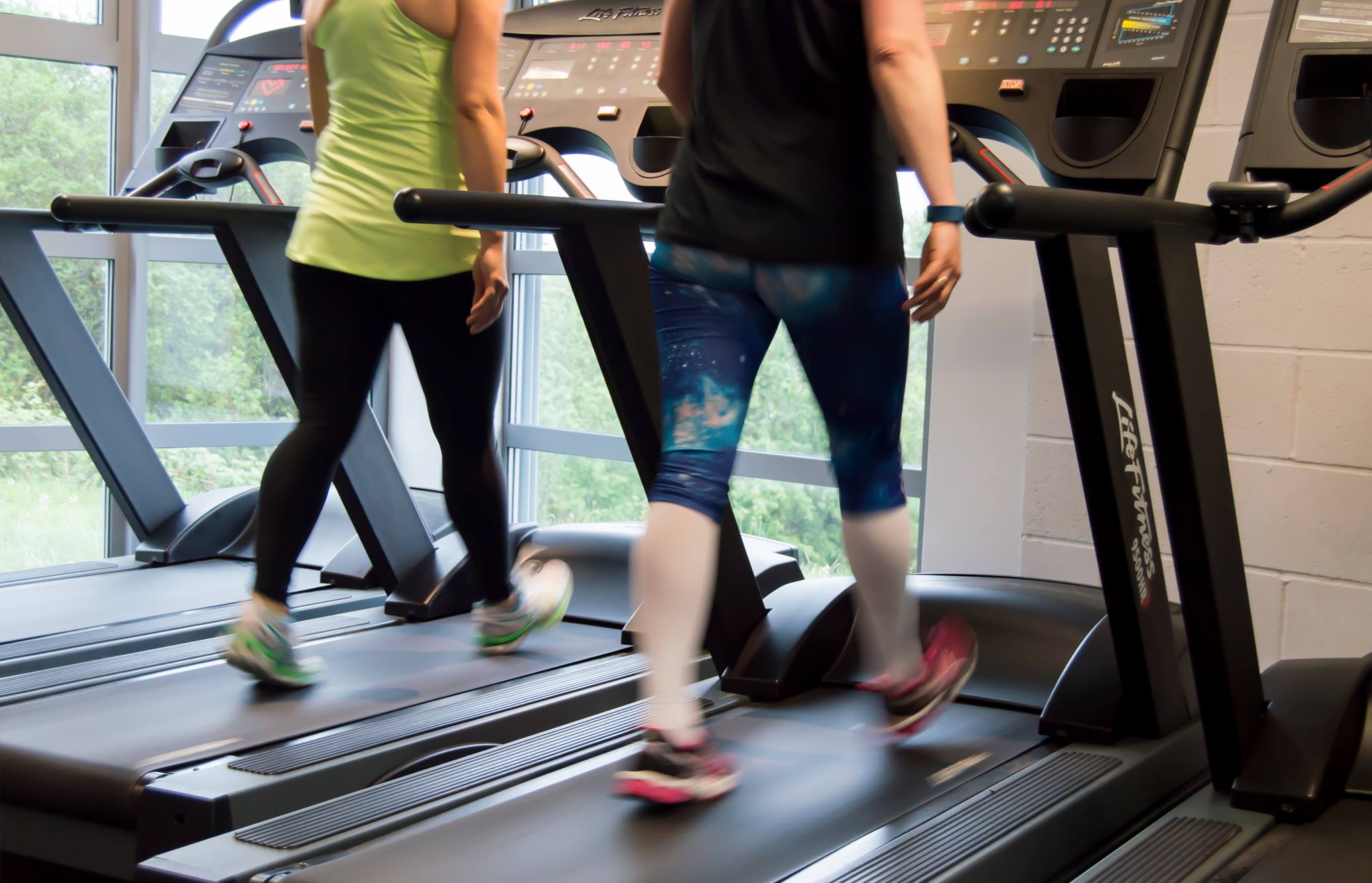 2 clients using the treadmills at the TPTS gym. Using cardio as a weight loss method